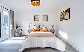 New 1 Bedroom Luxury Apartment 55 Mins To London
